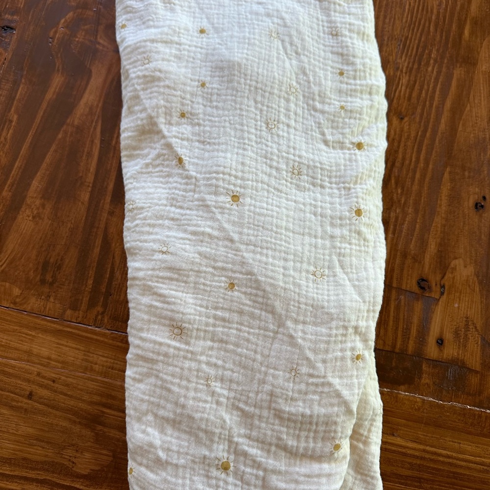 Mushie Sun Crib sheet muslin